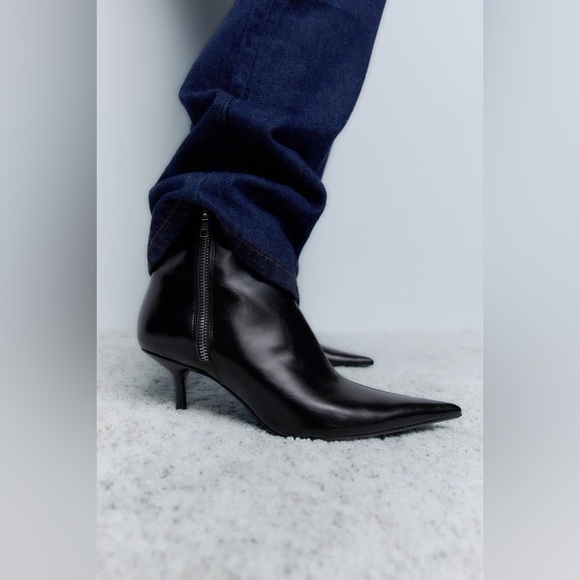 Banana Republic Shoes - Banana Republic Black Leather Kitten Heel Boots